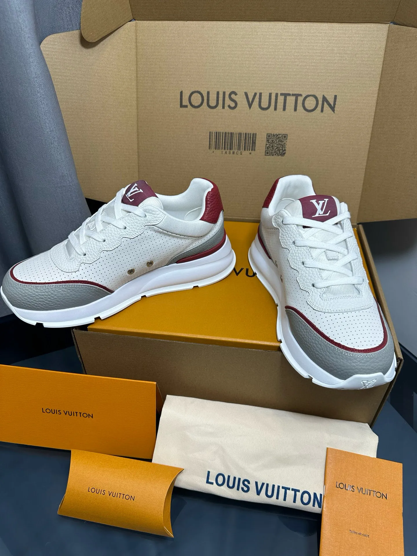 Factory price: 700💰🌈LV | Louis Vuitton 2025𝐬𝐬 🧡💚2025 spring and summer new style top version‼ ️The original version is the same. The counter focuses on the latest casual shoes and new hard goods🆕 ❥Purchasing agent level! Full of high-end feel! A popular model among bloggers at home and abroad, it’s retro and fashionable, and looks stunning on your feet! Wear a lot of happiness! The official website's main recommendation★ ━━━━━ ЅᏇєєt ━━━━━ ▪️Upper: Original custom-made imported calfskin fabric ▪️Inner: breathable gauze imported from Italy ▪️Outsole: rubber foam ➕t men's men's shoes 💰u high-end outsole ▪️Color: nine colors available ▪️Shoe size: 35-44, (45, 46 customized)